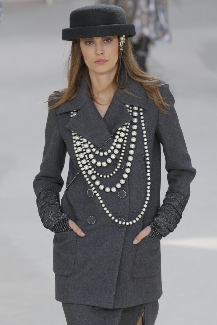 Chanel的經典珍珠項鍊，以多層次面貌展現奢華典雅。圖／美聯社