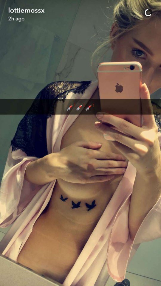 Lottie Moss昨自PO上空裸照，只為秀刺青。圖／摘自Lottie Moss Snapchat