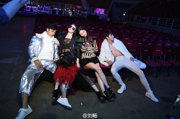 4位中國超模何穗、賀聰、劉暢、趙磊在李宇春演唱會上走秀。圖／摘自微博