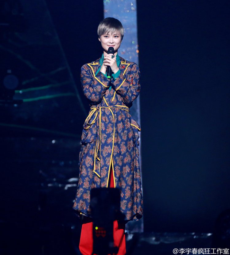 李宇春在演唱會上亦穿了GUCCI十分熱門的浴袍式罩衫。圖／摘自微博