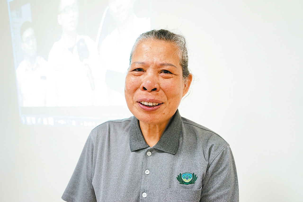 蔡秀香當環保志工超過16年，維持好心情。 記者陳妍霖／攝影