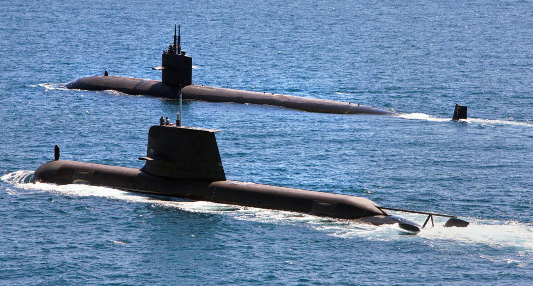澳洲的瑞金斯號潛艇（近），後面是美軍洛杉磯級核子攻擊潛艇（Los Angeles...