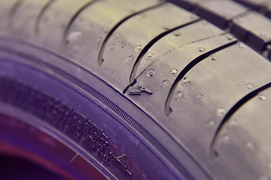 輪胎外圍的磨耗指示使用了固特異的logo做代表。 記者彭奕翔 / 攝影