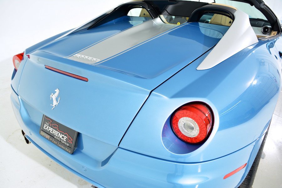 599 SA Aperta搭載了與599 GTO相同的V12引擎。 摘自Car...