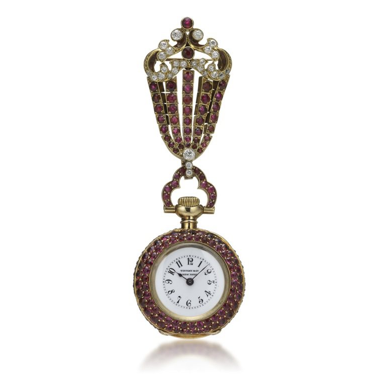 Tiffany翻領表（Lapel Watch，1895年作品），以黃金、紅寶石與鑽石嵌鑲而成的翻領表，金質獵表殼搭載Cresaux Watch Co.機芯。圖╱Tiffany提供
