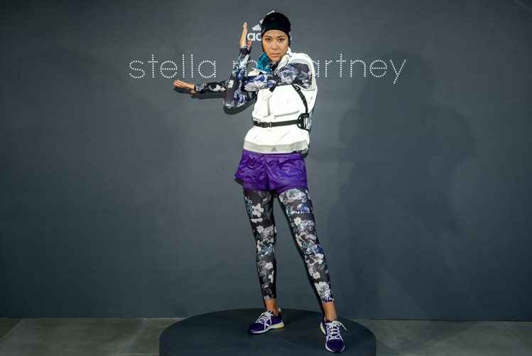 林又立展示adidas by Stella McCartney秋冬新裝，提到沙漠越野跑「欲哭無淚」的慘況。圖／adidas提供