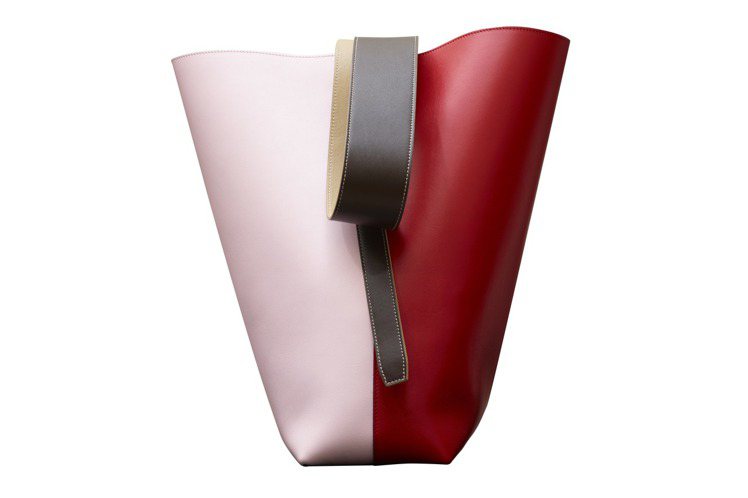 TWISTED CABAS紅粉拼色光滑小牛皮肩背提包，68,000元。圖／CELINE提供