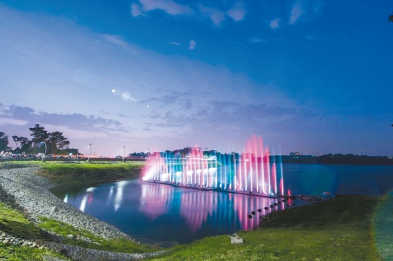 嘉市府今年增設蘭潭噴泉水舞，晚間每小時展演1場，35道水柱、8套節目，最高噴射距離達50公尺。 圖／嘉市府提供
