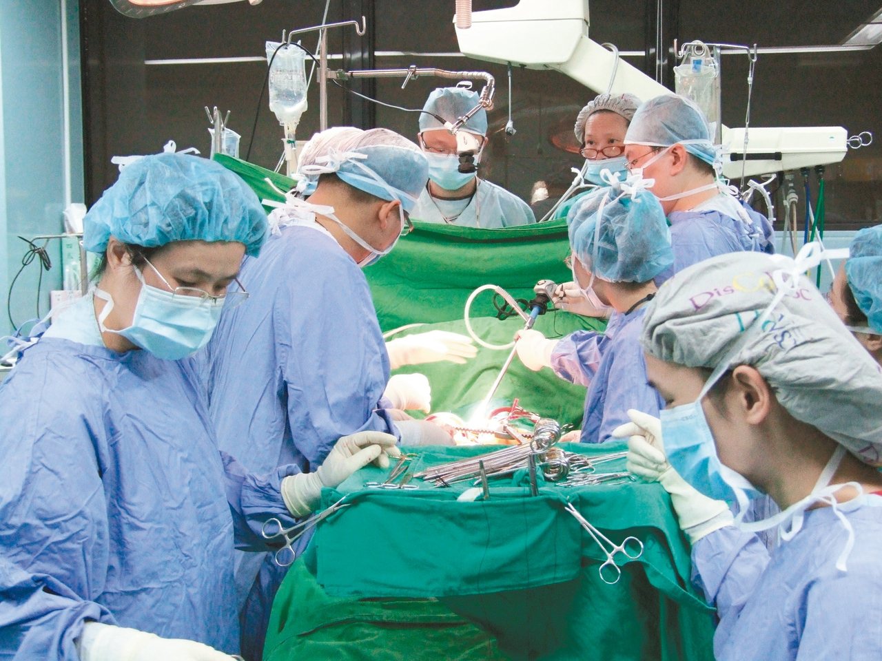 國內移植手術成績具國際水準。圖為振興醫院心臟移植團隊手術畫面。