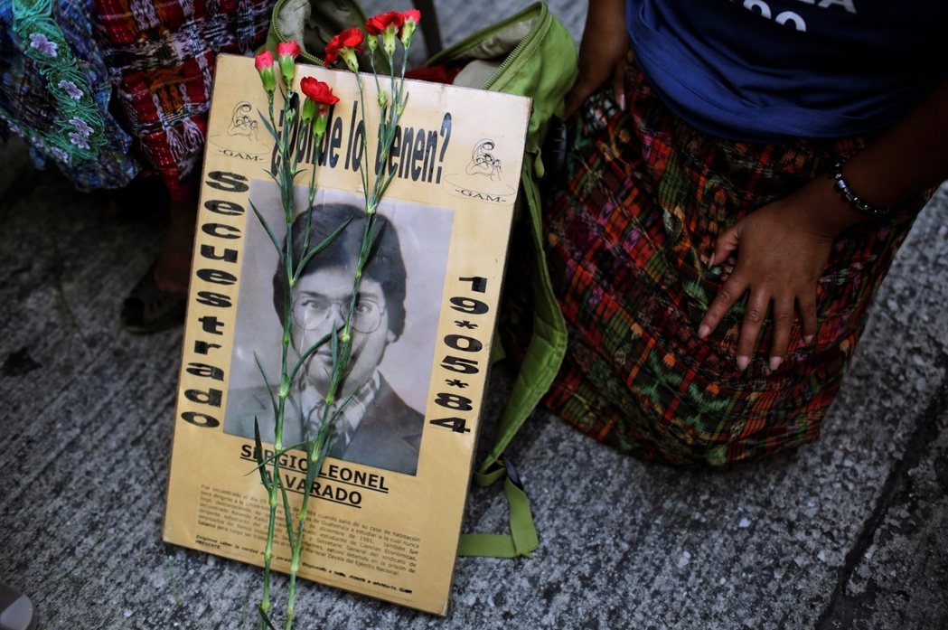 「他在哪？」8月30日瓜地馬拉市的受難者家屬們，齊聚紀念著國際失蹤者日。圖片中的...
