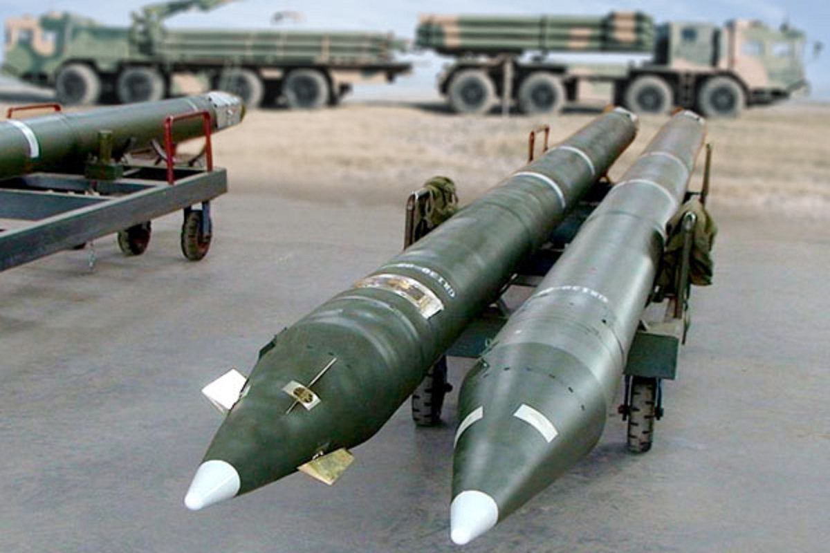 火龍140a型300毫米制導火箭彈（左）。（網路照片）