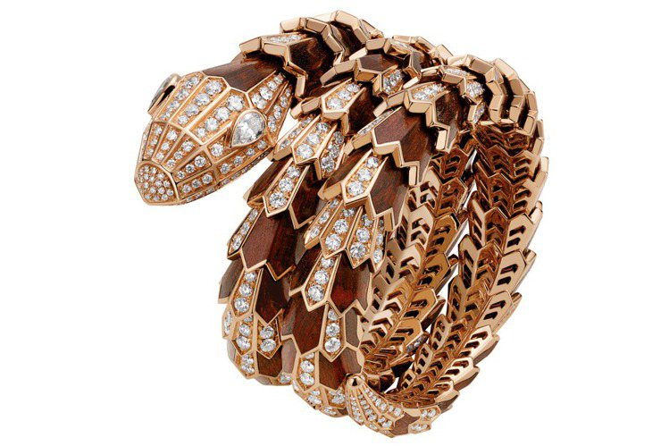 Serpenti系列頂級鑽石手環，蛇紋木特殊處理鑲嵌與密鑲鑽石，500萬元。圖╱寶格麗提供