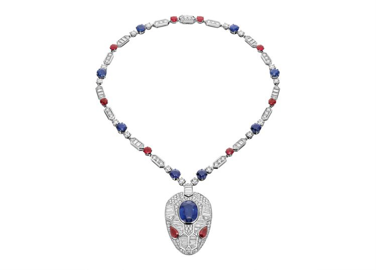 Serpenti Eyes on Me系列頂級藍寶石項鍊，鑲嵌藍寶石、紅寶石與密鑲鑽石，蛇頭鑲嵌一顆約13.55克拉橢圓形明亮切割藍寶石，約4,900萬元。圖╱寶格麗提供