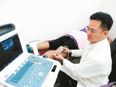謝男右膝疼痛，醫師楊鎮嘉在患部周邊注射葡萄糖後，獲得改善。<br />記者趙容萱／攝影