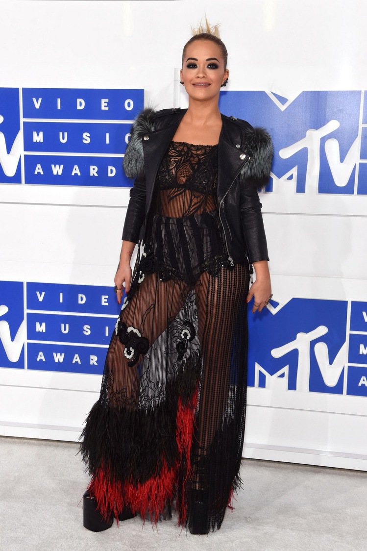 芮塔歐拉(Rita Ora)穿著Marc Jacobs透視長禮服搭皮夾克出席2016 MTV音樂錄影帶頒獎典禮，這種用「透視薄紗」混搭皮草的充突感，正是今年秋冬的熱門搭法之一。圖／Marc Jacobs提供