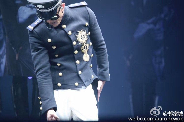 網友對郭天王的軍裝穿著評語是「你的舞台魅力無人能敵！」圖／摘自微博