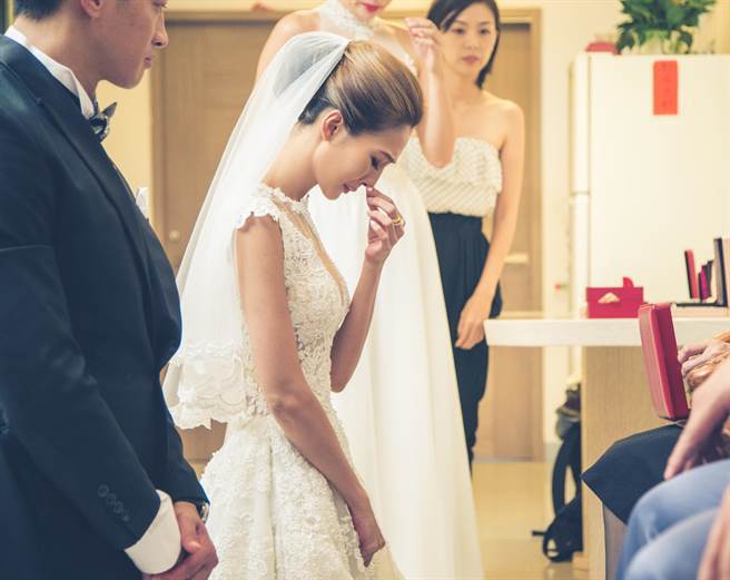 何潤東今早迎娶，新娘子一襲JULIA百萬婚紗，做工十分精緻。圖／達騰娛樂