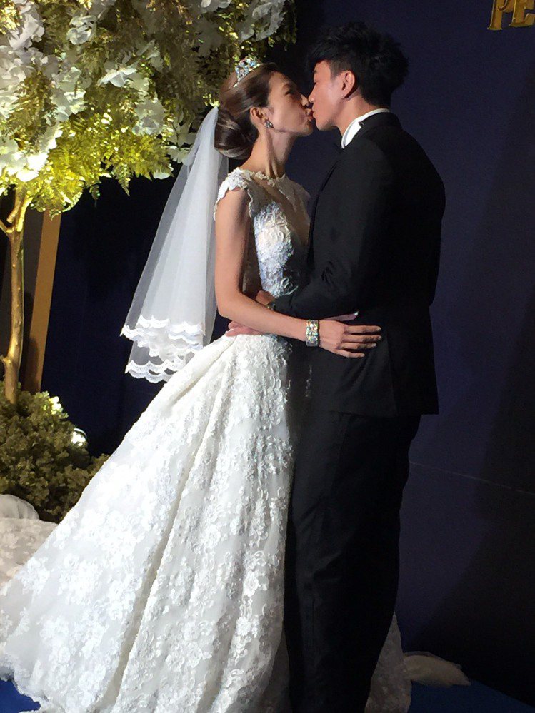 何潤東和PEGGY今日大婚，新娘子一襲百萬婚紗，做工十分精緻。記者陳慧貞／攝影