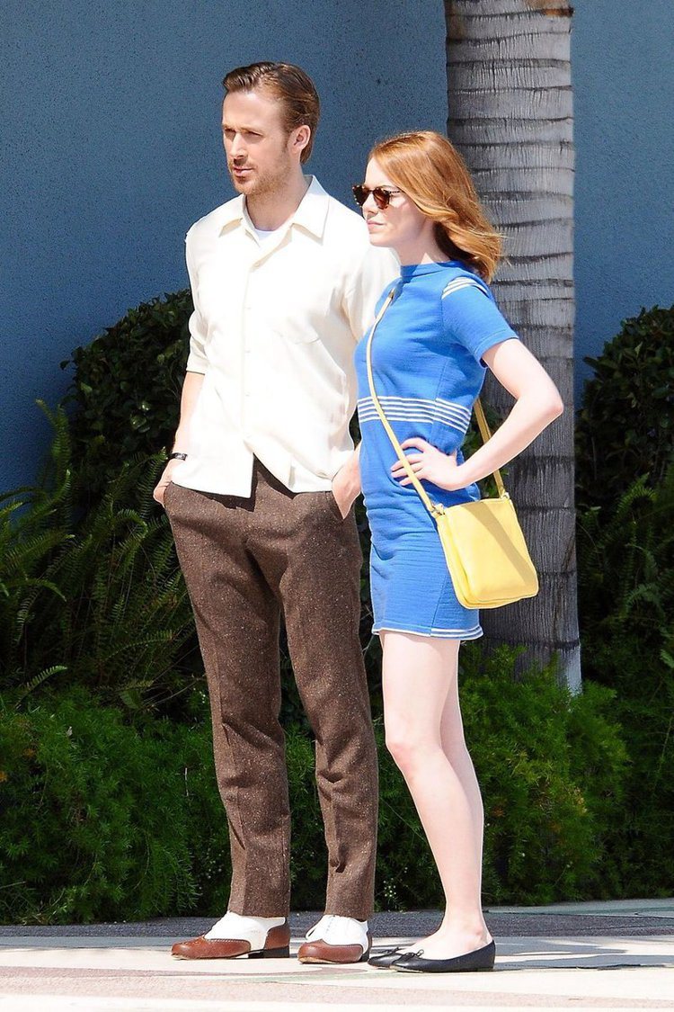艾瑪史東與萊恩葛斯林在拍片現場的身影中，就穿著Repetto鞋款。圖／取自scoopnest.com