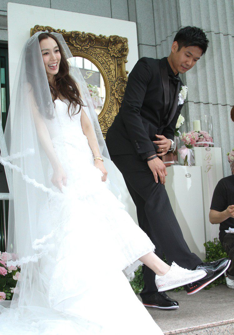 范瑋琪和陳建州結婚時，穿了CH wedding婚紗搭配Nike訂製的球鞋。圖／聯...