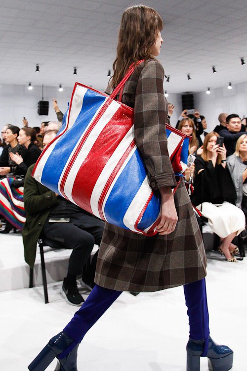 BALENCIAGA秋冬推出的「BAZAR」購物袋包，設計靈感正是來自市集裡的大型彩色購物袋。圖／BALENCIAGA提供