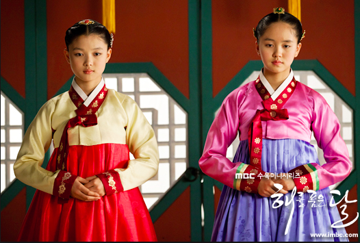 在「擁抱太陽的月亮」，金裕貞（左）、金所炫分別詮釋善與惡的角色。圖／摘自MBC
