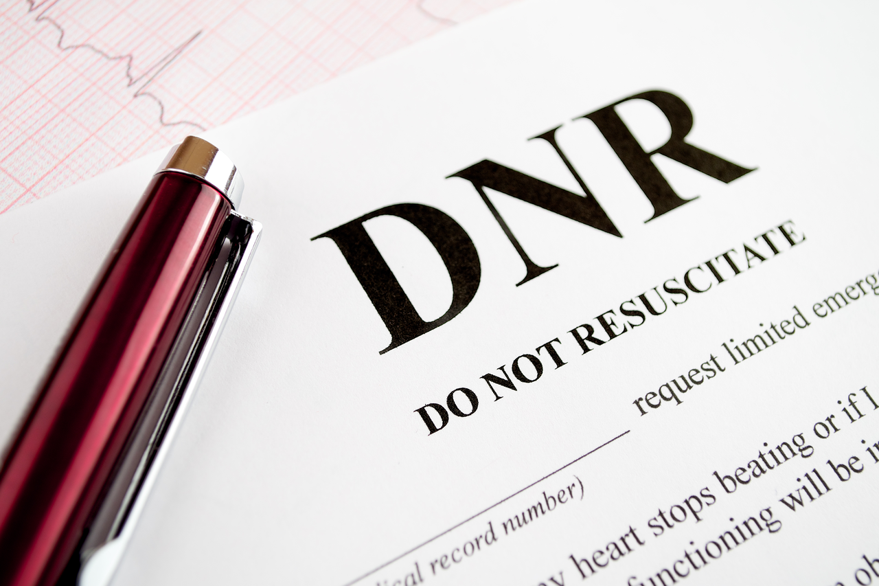 DNR（Do Not Resuscitate）是「不施行心肺復甦術」的英語縮寫。