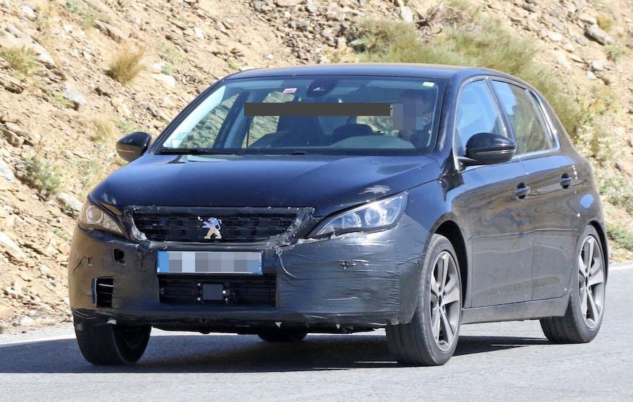 小改款Peugeot 308在南歐測試被捕獲。 摘自Carscoops.com