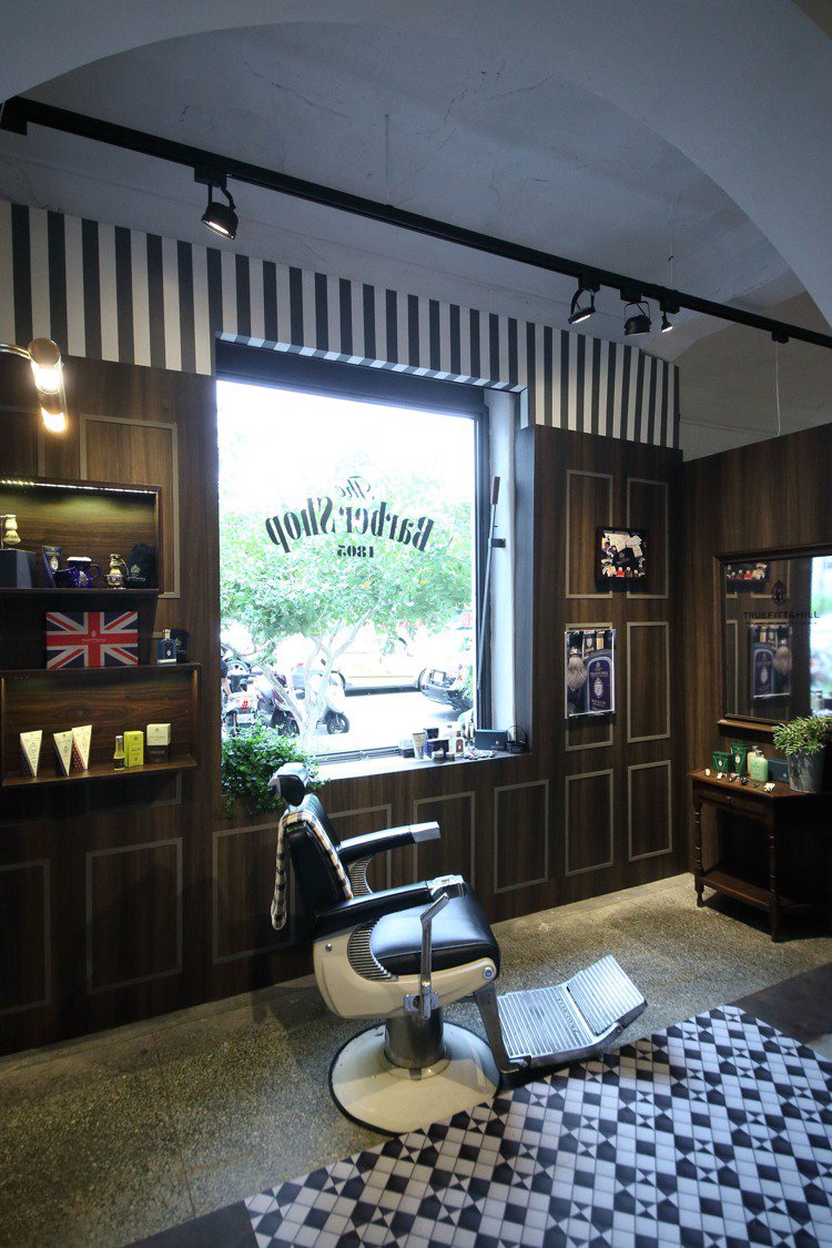 全球歷史最悠久男仕理髮店TRUEFITT HILL展示區。圖／DAKS提供