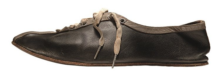 1920年代的運動鞋是以全皮製成，可踩在草地和爛泥上。圖／adidas提供