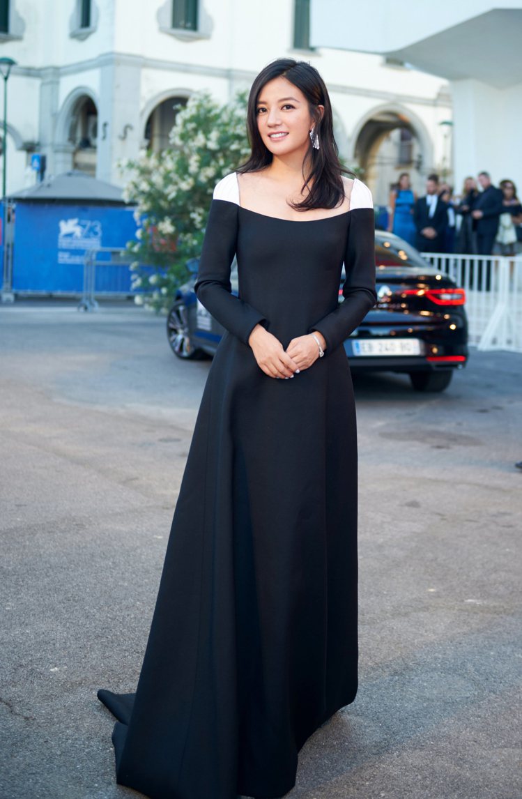 剛在威尼斯電影節上亮相的趙薇，以Valentino長裙出席，沒有任何裝飾，極簡的設計顯露高貴氣質。