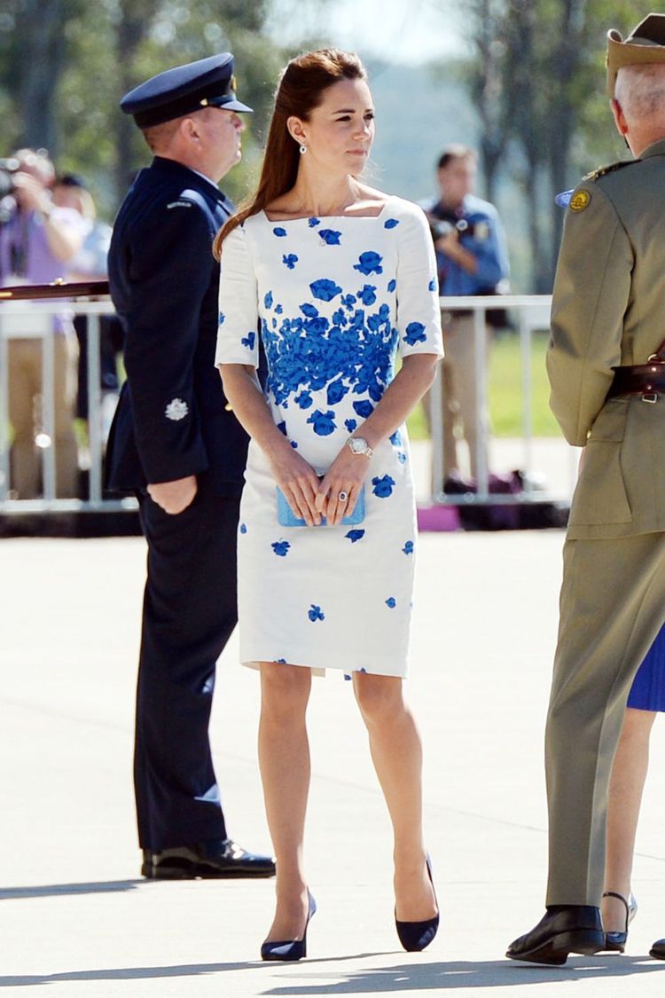 實際上在2014年的4月19日，也就是兩年前她曾首次穿著這條裙裝參觀澳大利亞空軍基地，足見對這條裙裝的喜愛。