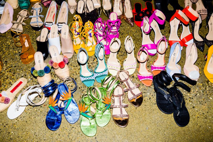凱蒂佩芮推出的鞋款售價從近2000到近萬元台幣之間，預計在2017春夏上市。圖／摘自WWD