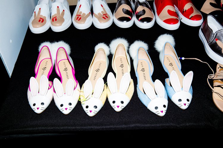 凱蒂佩芮與香港Global Brands Group合作推出的設計鞋款首曝光搶購潮。圖／摘自WWD