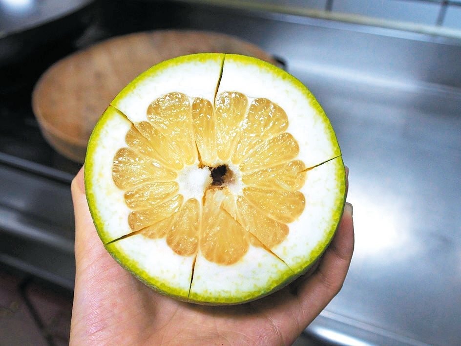 製作柚子清潔劑時，只需保留柚子皮的綠色部分，白色部分可用刀子去除。