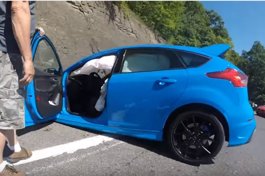 事故後的 Focus RS 車室相當完整，且氣囊皆有作動，推估駕駛應無生命危險。 摘自 Youtube 影片