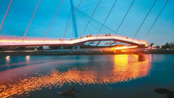 台中海濱新地標「高美濕地景觀橋」，為國內首座雙塔雙弧線造型的斜張橋，昨啟用後，遊...