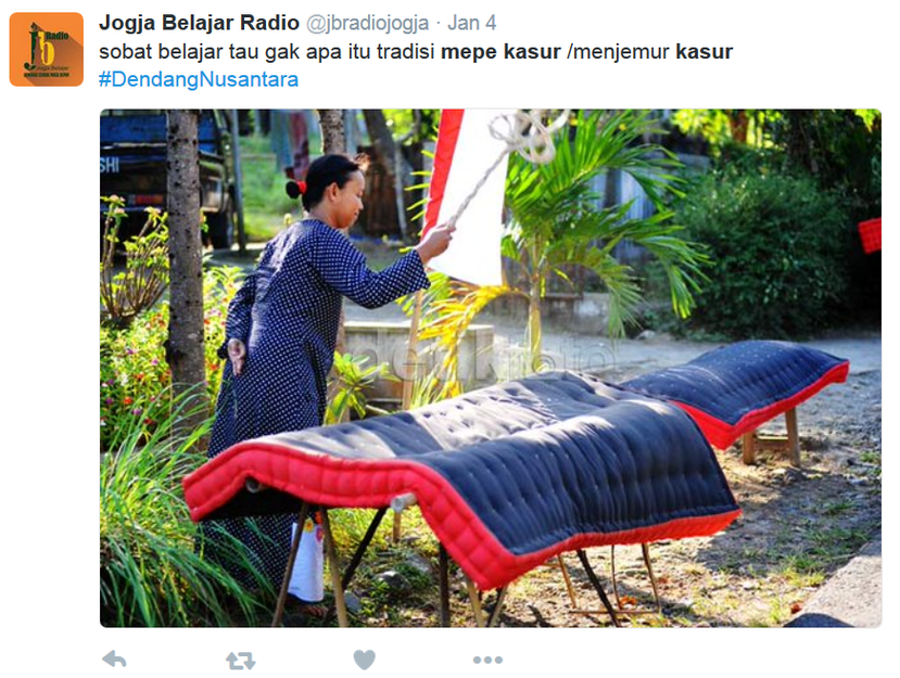 東爪哇的奧星族人習慣在宰牲節期間，把家裡的床墊拿出來曬太陽。 圖／擷自<a hr...