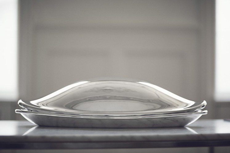 純銀魚盤是設計大師漢寧古柏的作品，442萬1,100元。圖／喬治傑生提供