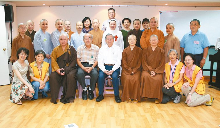民國99年，陳榮基訓練多名臨床佛教宗教師。 圖／陳榮基提供