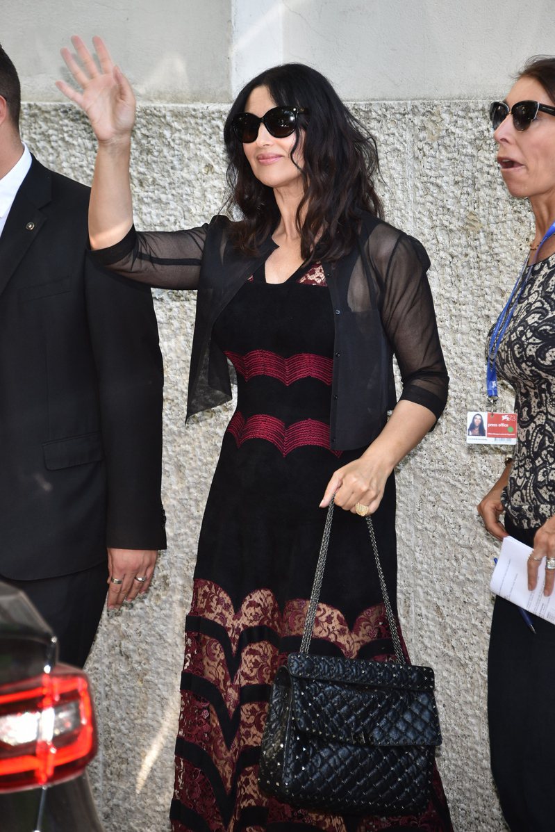 義大利女演員莫妮卡貝魯奇（Monica Bellucci）手提新款Valentino Garavani Rockstud Spike Bag，該包款售價89,000元。圖／VALENTINO提供
