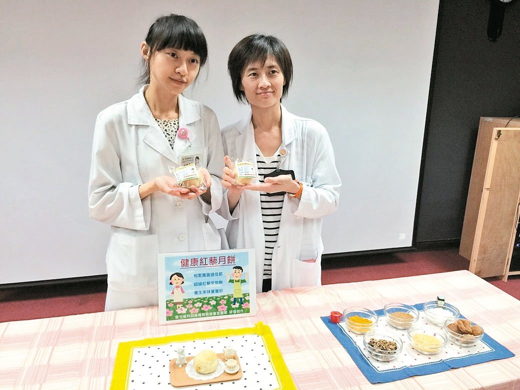 李琳蕙營養師（左）研發「健康紅藜月餅」，並提醒民眾吃月餅最好切塊吃，避免熱量過量。