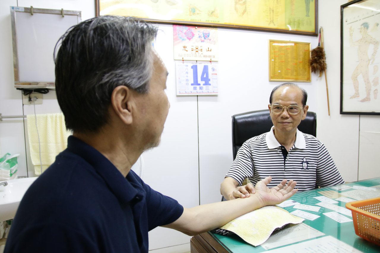 80歲徐煥琳在竹東鎮開中醫診所，一看就是56年，救人無數。記者葉建宏／攝影