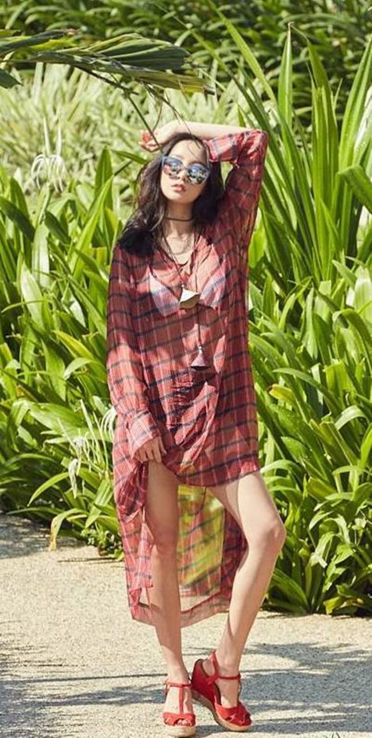 韓國歌手具荷拉在時尚雜誌中詮釋楔形草編鞋。圖／取自IG