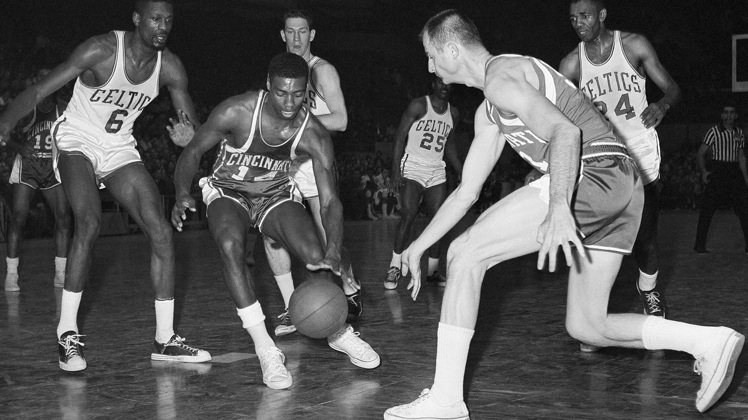 60年代NBA球星的服裝，短褲兩側有開叉設計。圖／美聯社