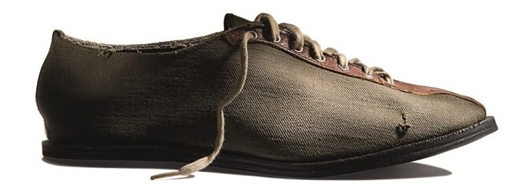 1946年訓練鞋，以帆布和橡膠製成，材料源自軍方，是二次大戰結束的和平象徵。圖／adidas提供