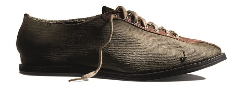 1946年訓練鞋，以帆布和橡膠製成，材料源自軍方，是二次大戰結束的和平象徵。圖／...