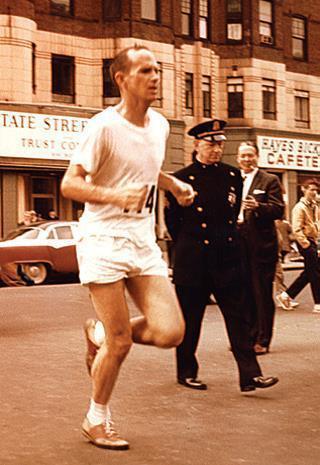 60年代，運動品牌為專業跑者設計製作跑鞋，讓運動員有更好的表現。圖／New Balance提供