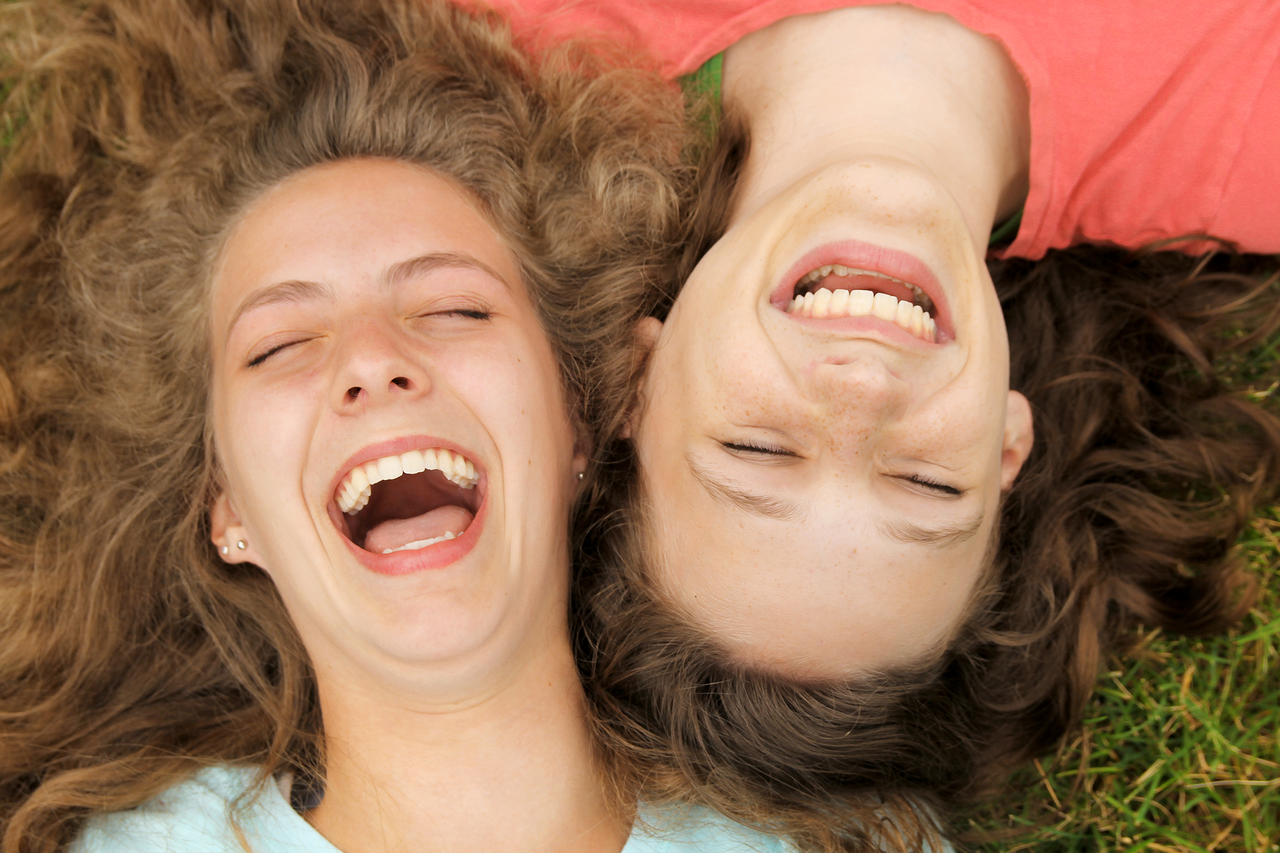 大笑時會用力吐氣、深呼吸，血液的含氧量會增加，大笑時牽動的肌肉運動也會使大腦分泌腦內啡，這是一種快樂的荷爾蒙，能讓人心情放鬆愉悅。