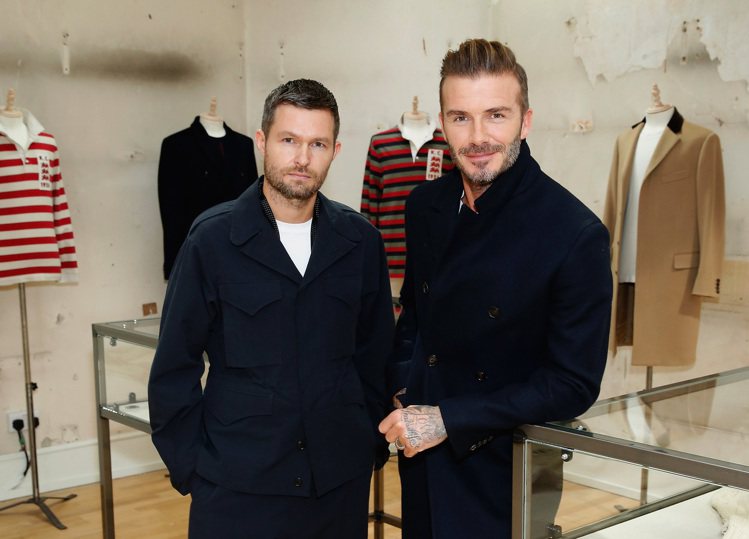 貝克漢（右）與Kent & Curwen創意總監Daniel Kearns 聯手，打造熟男品味系列服飾。圖／Kent & Curwen提供